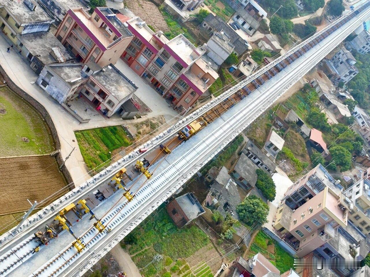 新年生活图鉴2月12日，在南珠高铁古竹冲大桥铺轨施工现场，伴随着最后一组钢轨稳稳