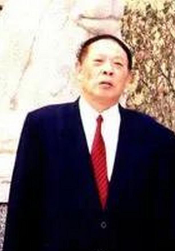 他一生没回过韶山，没去过中南海，他有全中国最硬的“背景”。这个人就是贺麓成，他本