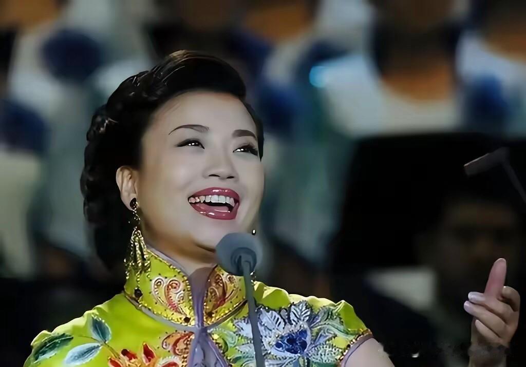 张也的身高不是很高挑，但她是女歌唱家里特别有气质的一个，气质不输宋祖英，58岁了