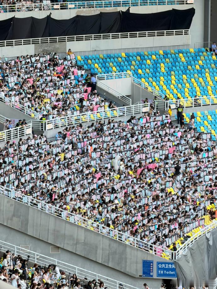 TF四代五公橹穆灯牌TF 四代五公第一天现场直击，橹穆灯牌成片铺开，放眼座位席满