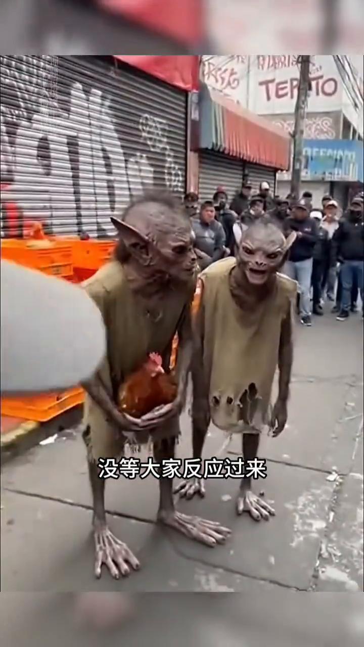 世界上真的有未知生物吗？这些画面你可能从未见过。
繁华的闹市街头，两个外形诡异的