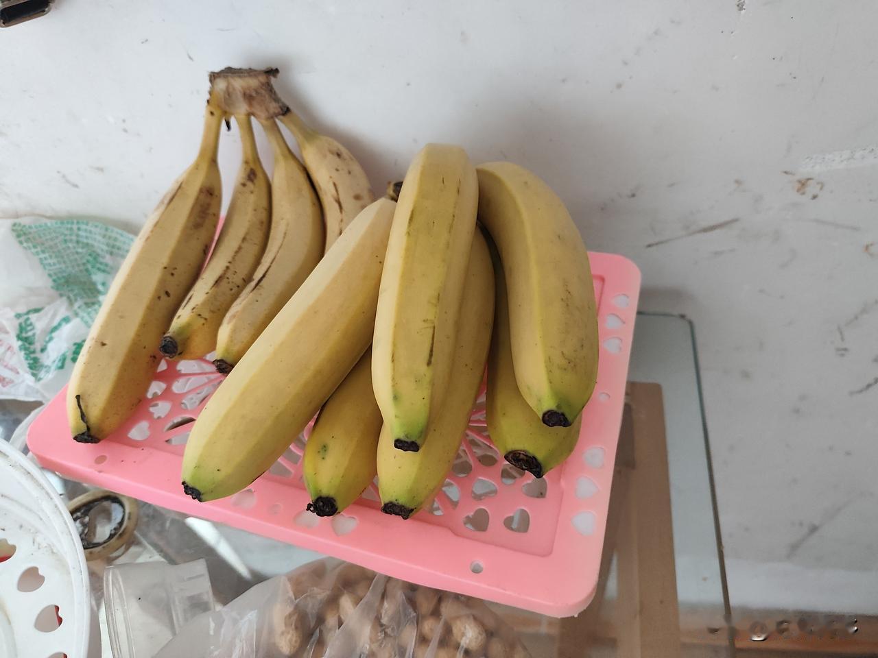 今天逛超市，看香蕉1.88元/斤就买了点，老婆却说星期天买的香蕉还没吃完咋又买，