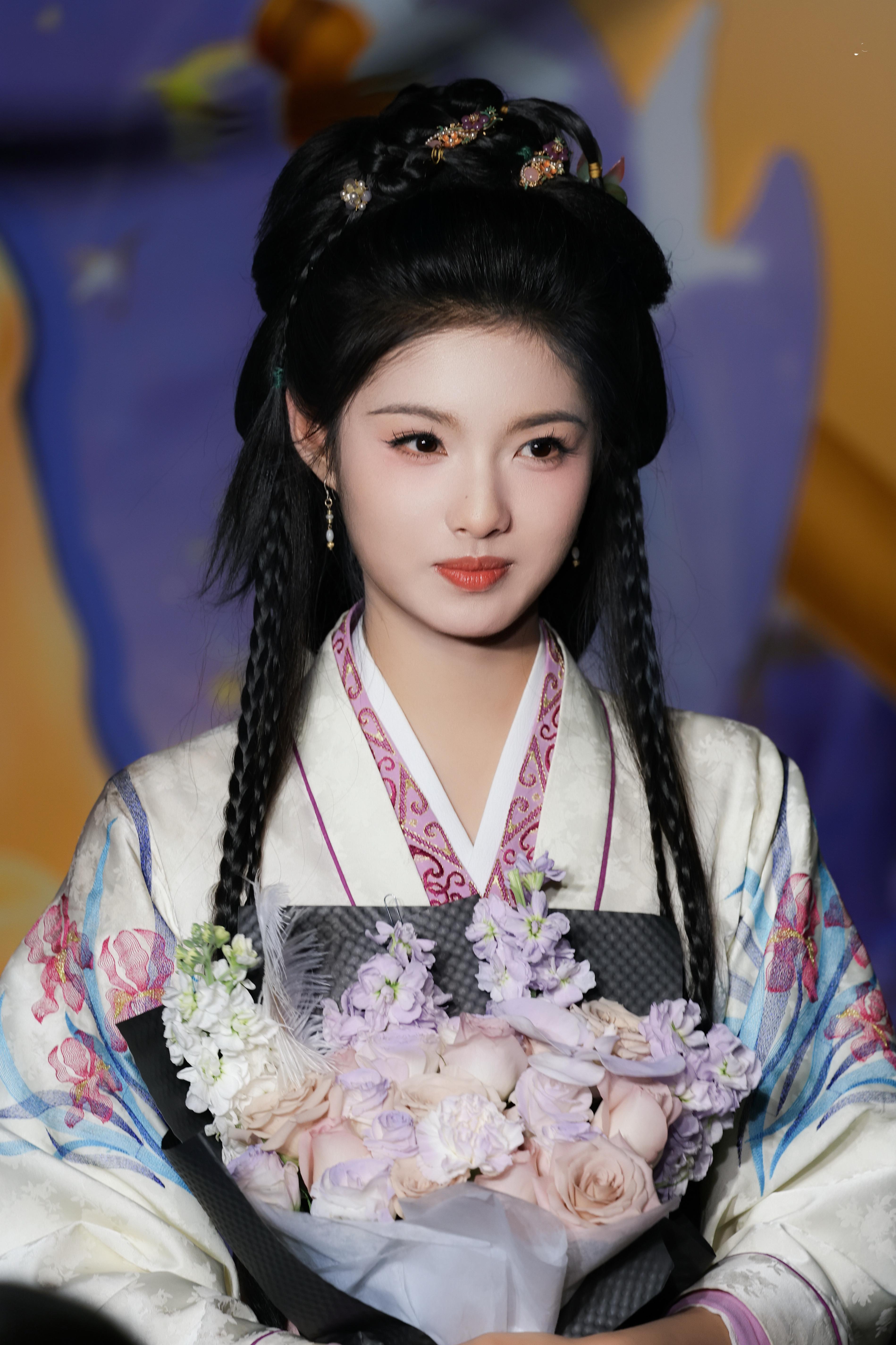 艾米宝宝杀青了耶！[拜托][拜托][拜托]杀青造型还挺可爱的～～～[送花花][送