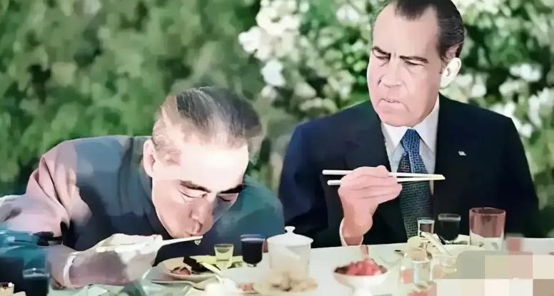 1972年，美国总统尼克松访华，他和周恩来总理邻座用餐，总理吃饭的一举一动让他震