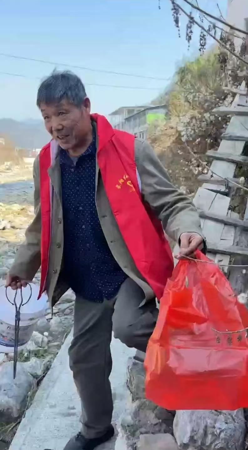 71岁老人半世纪救起11人，获10万元重奖：这才是我们要追的“平民英雄”
在湖北