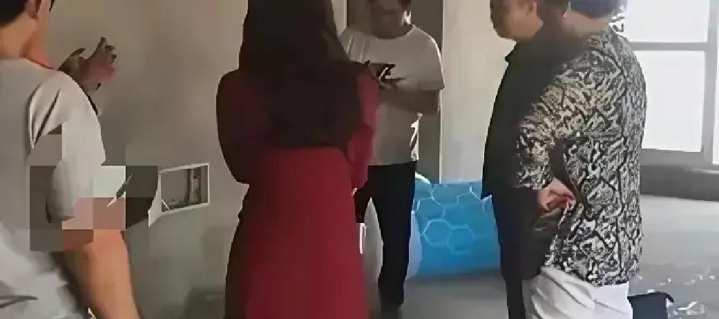 驻马店，一名已婚女子在盯着新房装修时和装修师傅越走越近，后来怀孕，她怕事情败露，