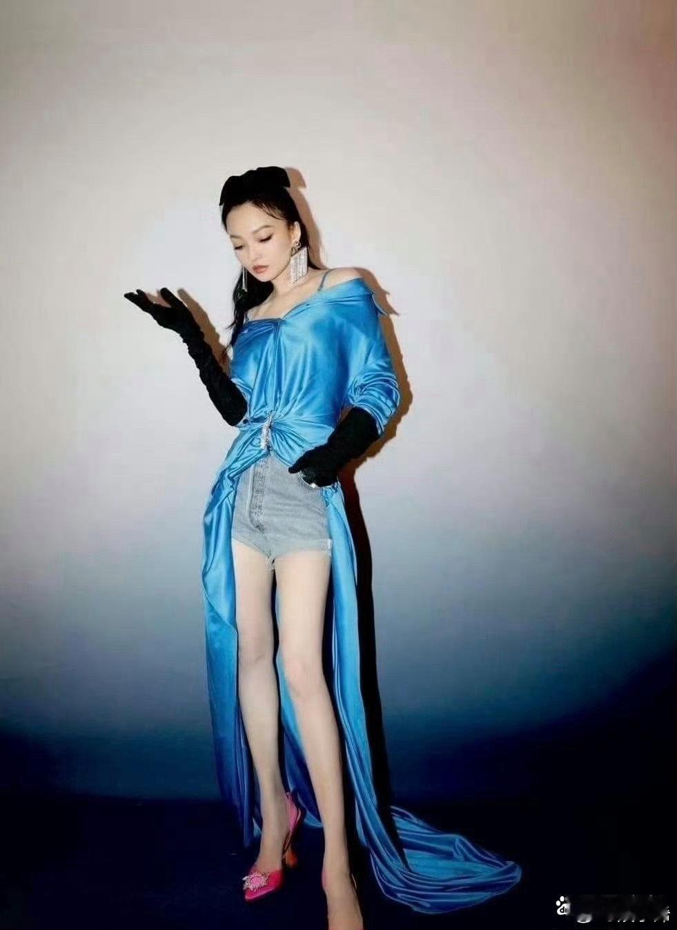 张韶涵虽然身材娇小，但她的腿依然修长无比 ​​​