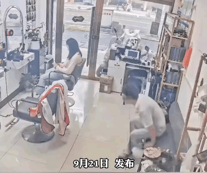 理发店的老板看着没有生意做，突然就来了一股无名怒火，开始打砸店里的东西，实实在在