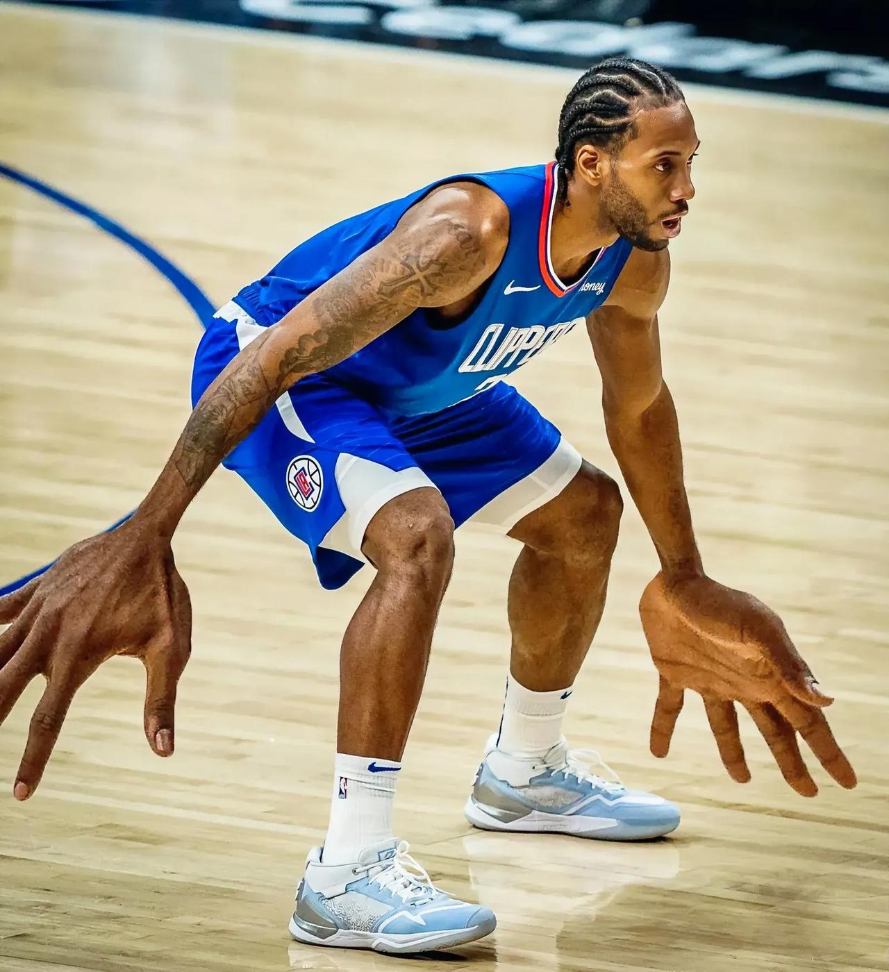 满打满算，NBA现役球员中，防守动作干净、防守能力最强的球员是以下这五位：

1