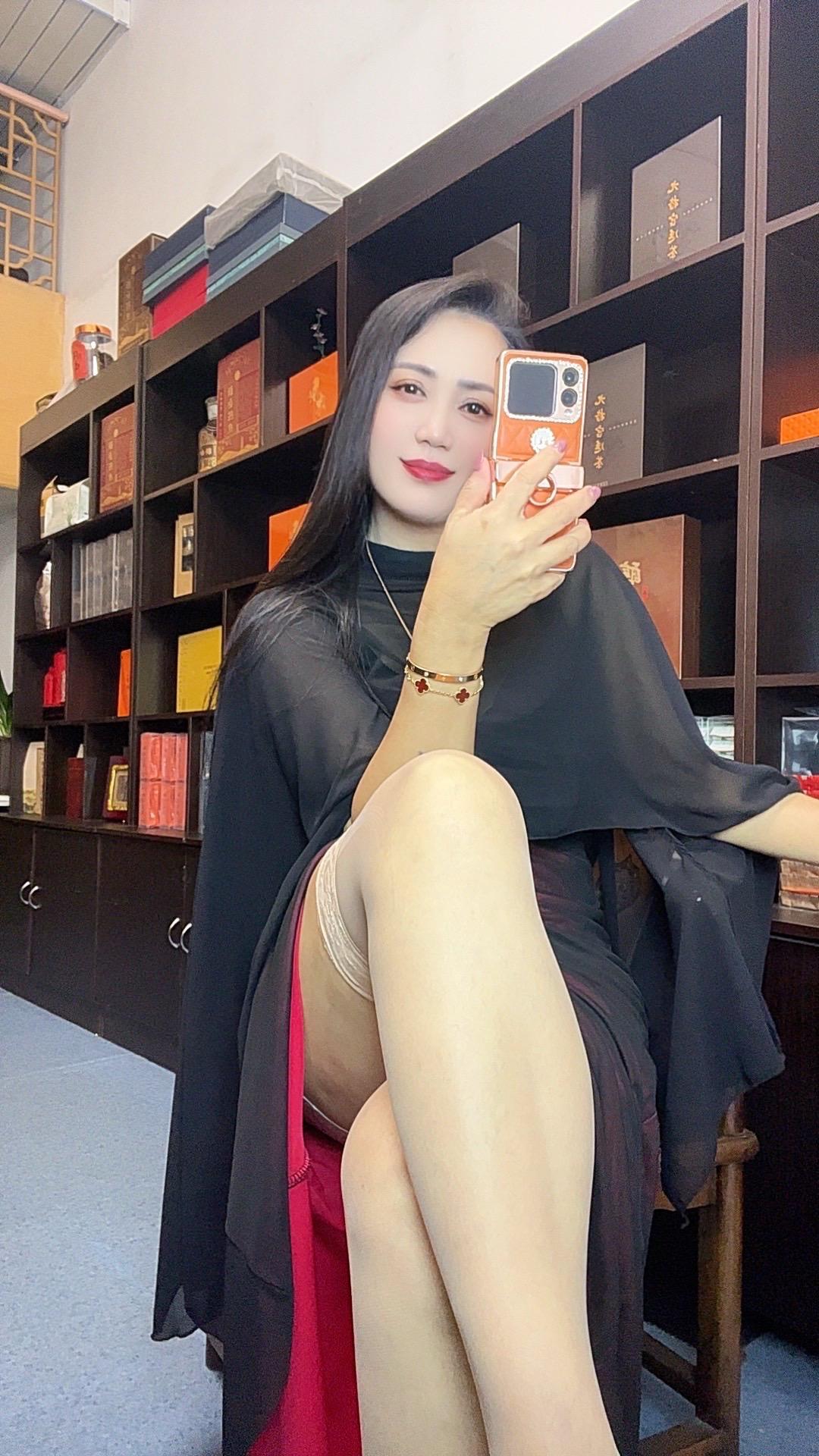 女朋友要找姐姐这样腿粗 不富也镇宅