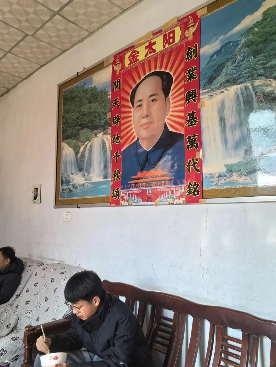 毛泽东同志 毛主席的伟大在于大公无私，他做到了所有人没有做到的。他的一切所作所为