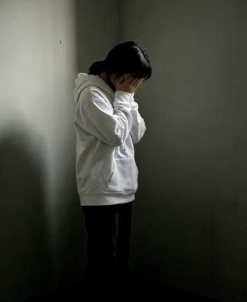 22岁女大学生确诊癌症，妈妈后悔大哭：半年前发现症状，宽慰女儿“年轻没事的”，医生提醒→