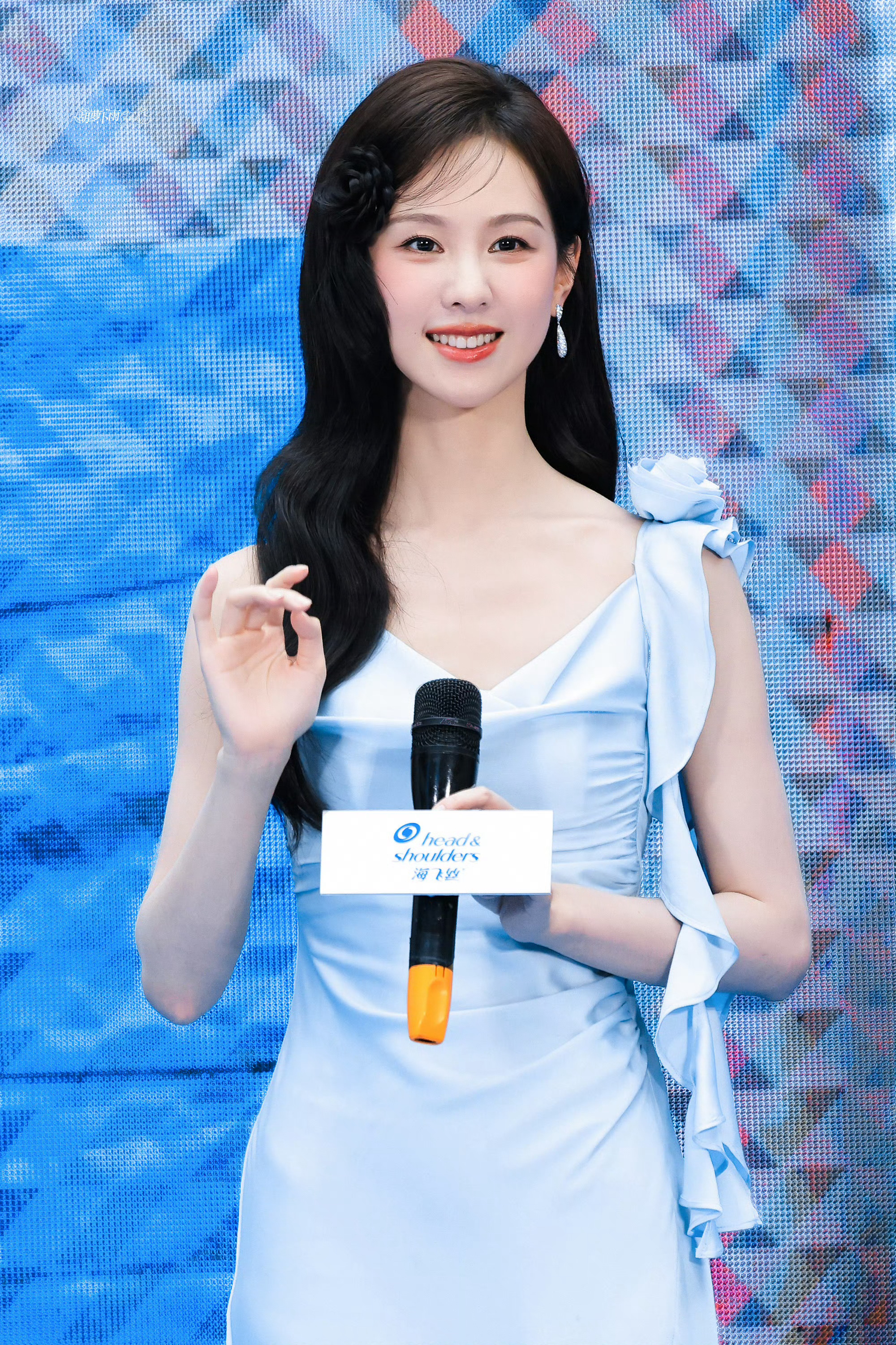 陈都灵今日活动路透图好美[赢牛奶]陈都灵头发上那朵花 ​​​