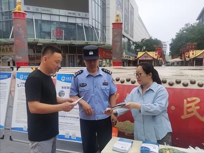 【校地警社开展联动禁毒专项宣传】“6·26”国际禁毒日。近日，西安市易制毒化学品