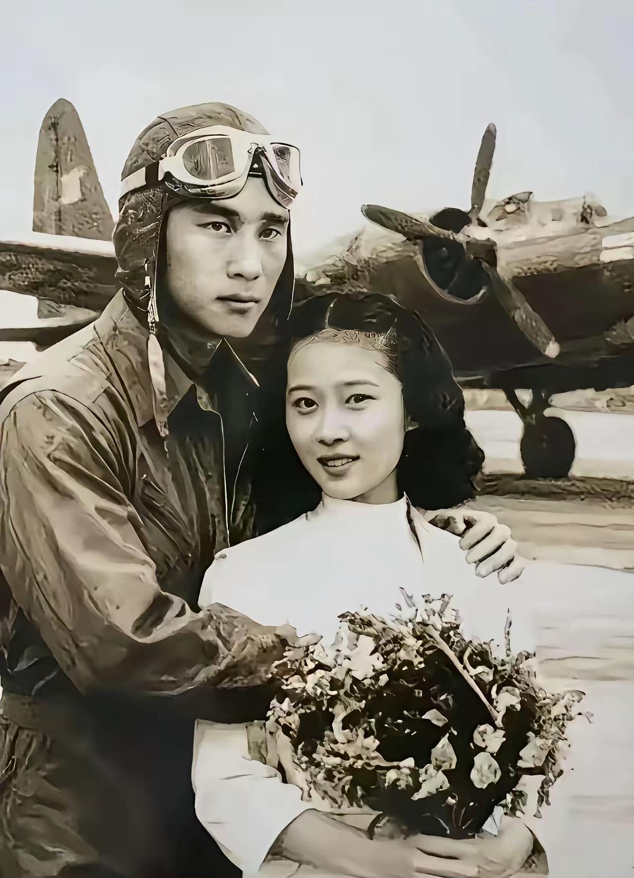 1938年，武汉机场。飞将军陈怀民偷得半日闲，拽着未婚妻王璐璐来留影。咔嚓一声，