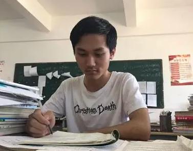 一个从山沟里考出来的研究生，工作 9 年给家里转了 70 多万，回家发现父母连一