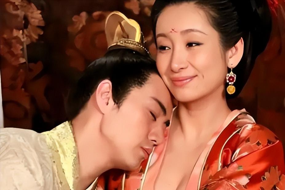 1462年，15岁的太子朱见深正在洗澡时，从小照顾他的乳娘进来加水。朱见深见状，