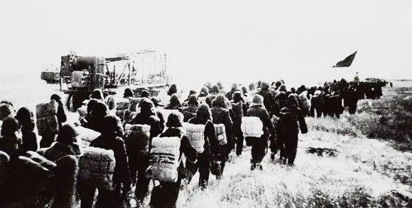 1960年，石油部长余秋里为救大庆油田，请求罗瑞卿派飞机运5吨焊条，却被罗瑞卿怒