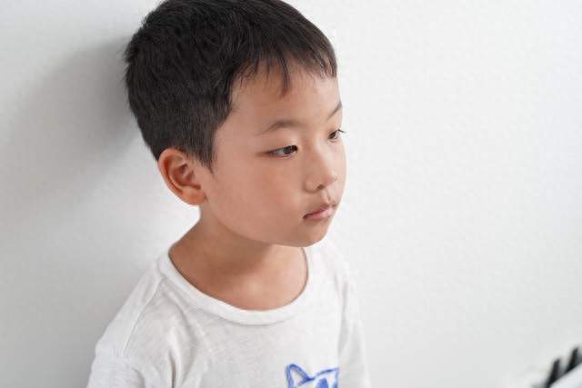 孩子躺地大哭时，你的第一句话，正在悄悄改变他的大脑结构