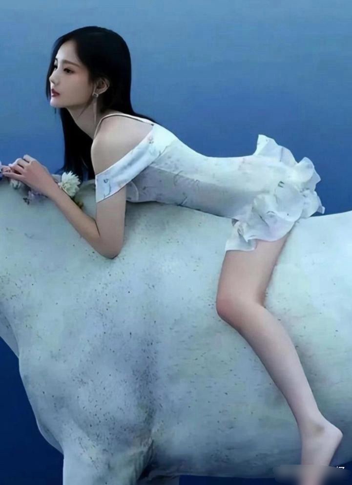 李一桐这个骑马真的很假，腿是真的吸引眼球啊 
