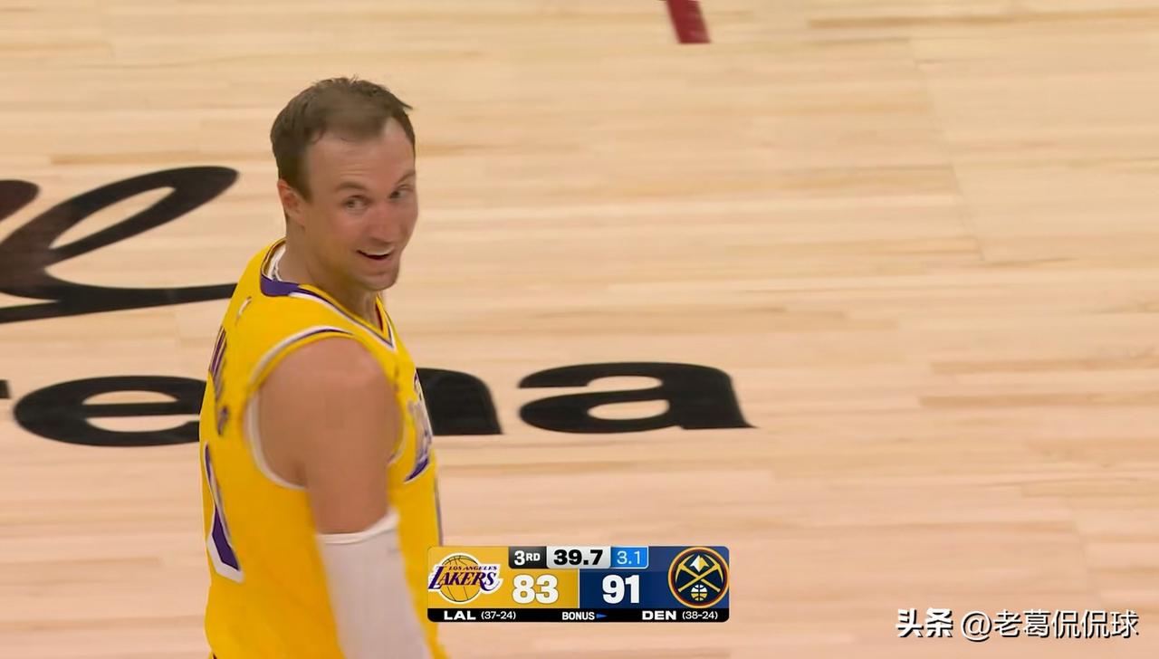 湖人神射手肯纳德真是只会投篮！在今天湖人客场以113：120输给掘金的比赛中，肯