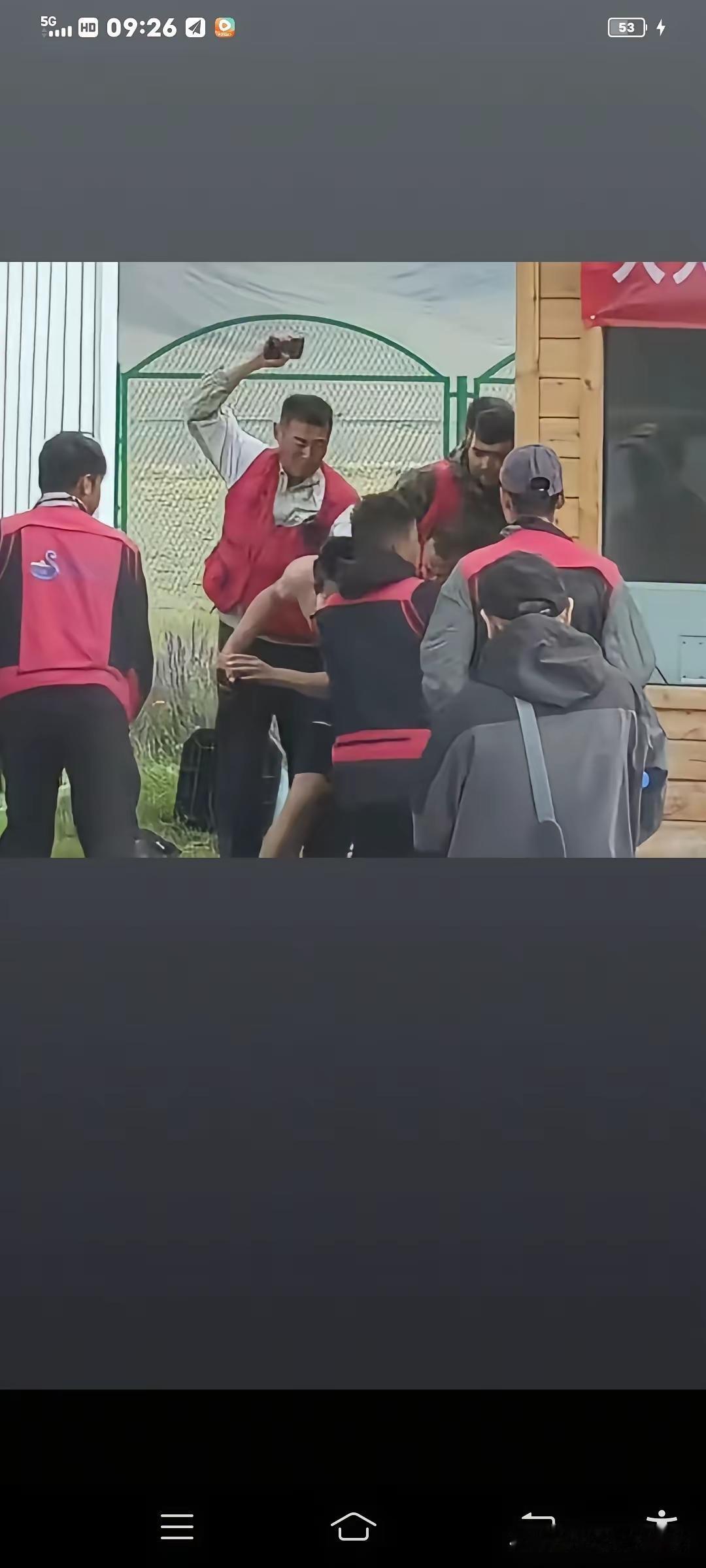 风景再美也经不起群殴啊。

以前总听人说：“赛里木湖你都没去过，你白活了。” 