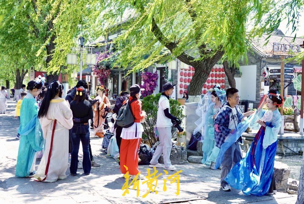立夏游客穿汉服轻纱罗裙 以古街深巷为景定格诗意济南！当二十四节气的立夏遇上五一假