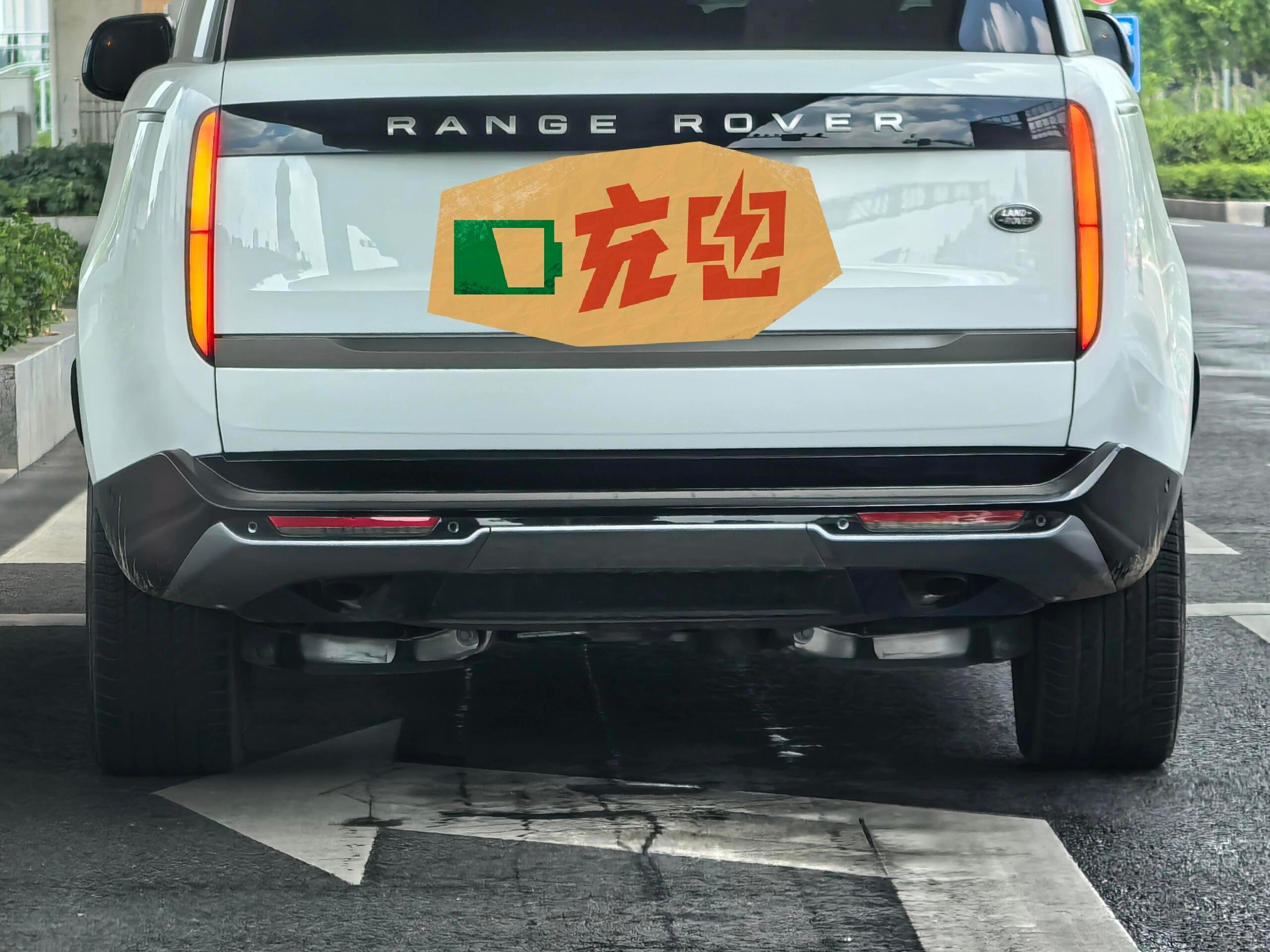 大v聊车路虎揽胜宝马x5 等红绿灯的时候看到前面有个大虎子，看了看这个后轮胎，好