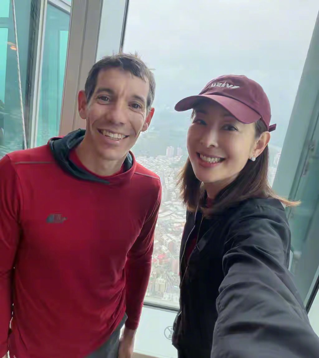 实在不理解有些台湾人的脑子，贾永婕只是找了一个外国人爬大楼，有些台湾人就认为贾永