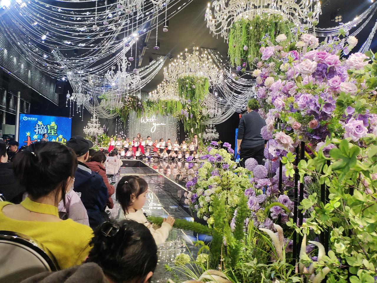 人的一生该怎么活
不追光
自成光
把寻常日子
过成自己喜欢的模样