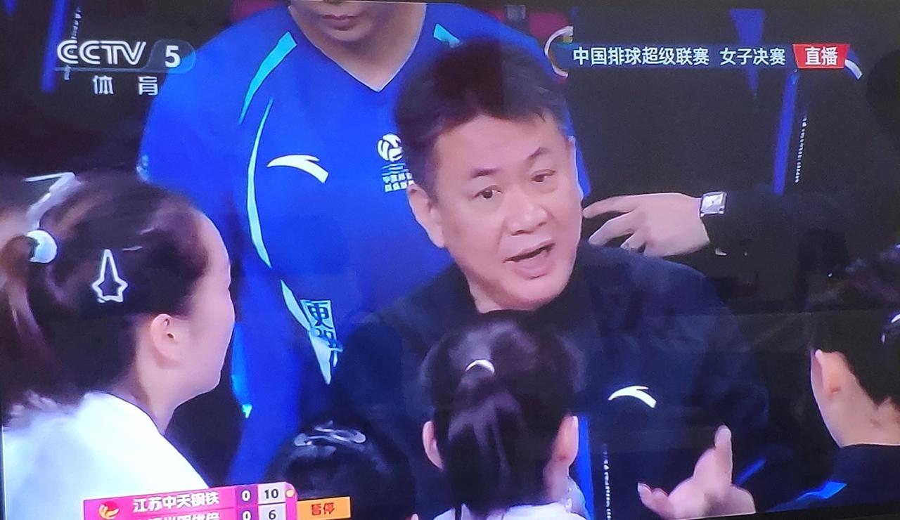 蔡斌教练决赛这是欲擒故纵啊！决赛先让江苏女排拿一局比赛，今天甚至可以让江苏女排拿