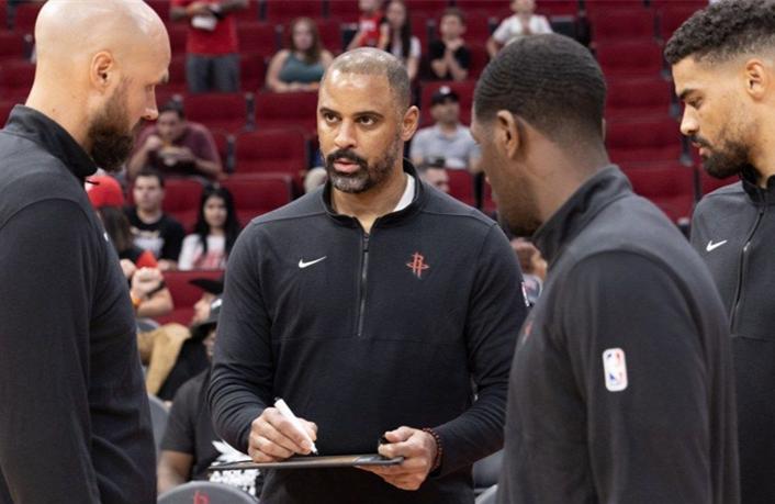 迷之操作！火箭86-116负魔术，乌杜卡“五小”阵容瞬间崩盘
火箭在第三节最后两