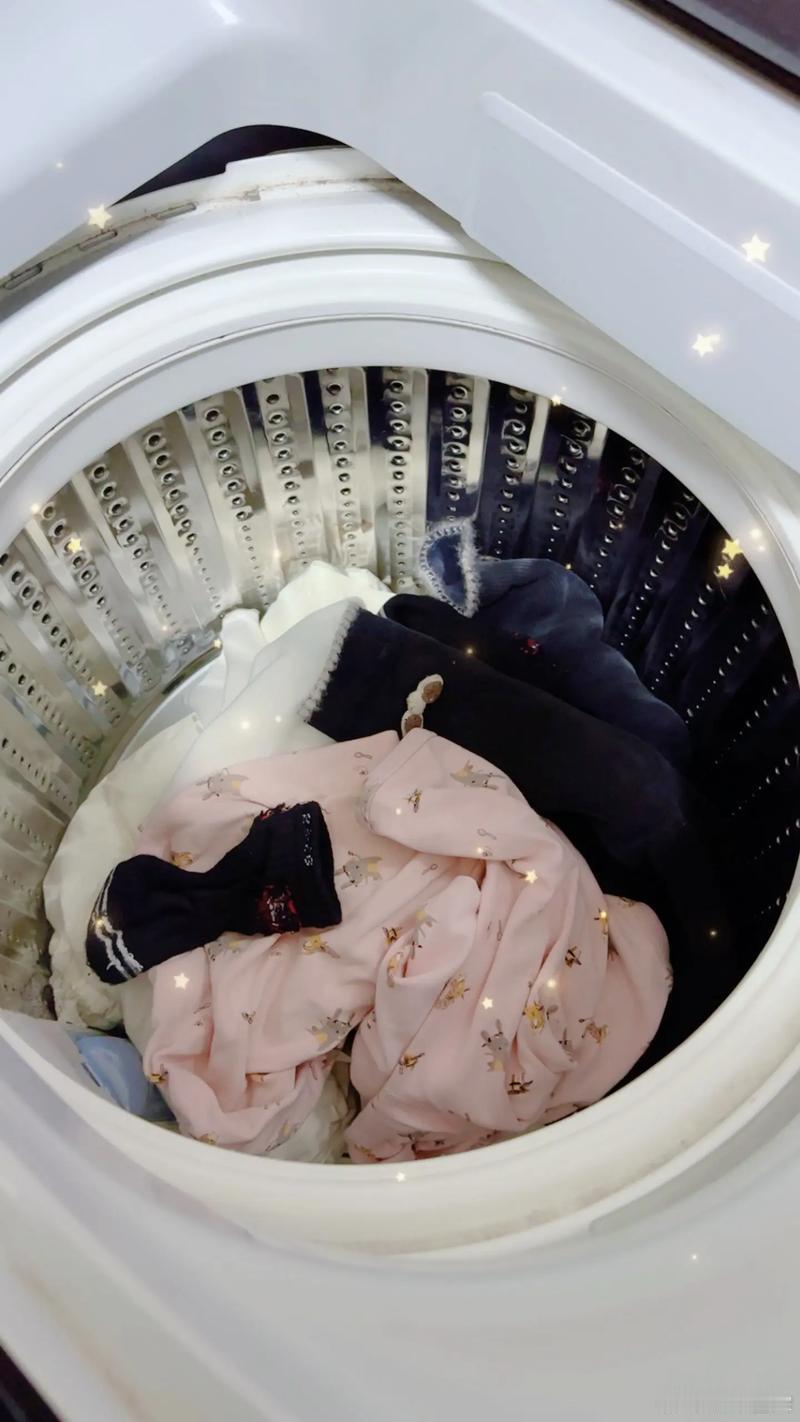 被罩和衣服一起洗belike谁懂！把被罩和衣服丢进洗衣机混洗，洗完打开一看，衣服