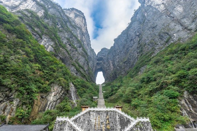 张家界，有着泰山之雄，华山之险，黄山之变化，桂林之秀丽；有“三千奇峰，八百秀水”