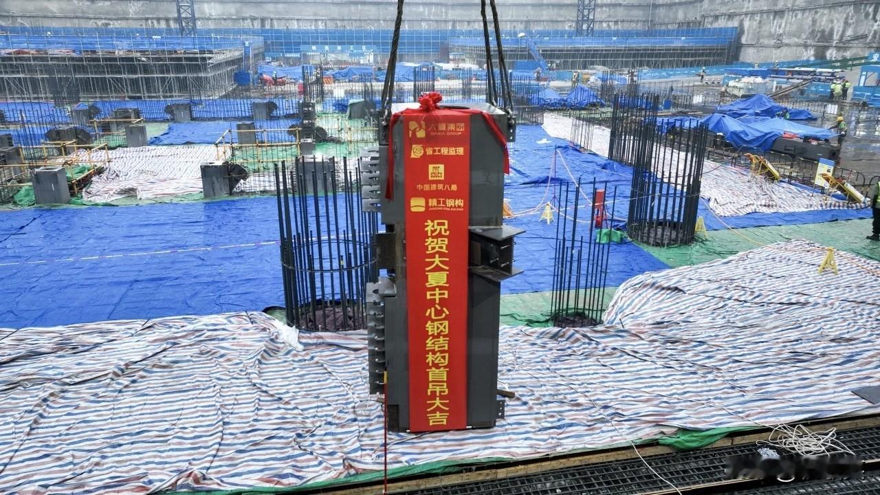 快讯！12月12日，西安大夏中心项目及二期1号楼工程顺利完成钢结构首次吊装，标志