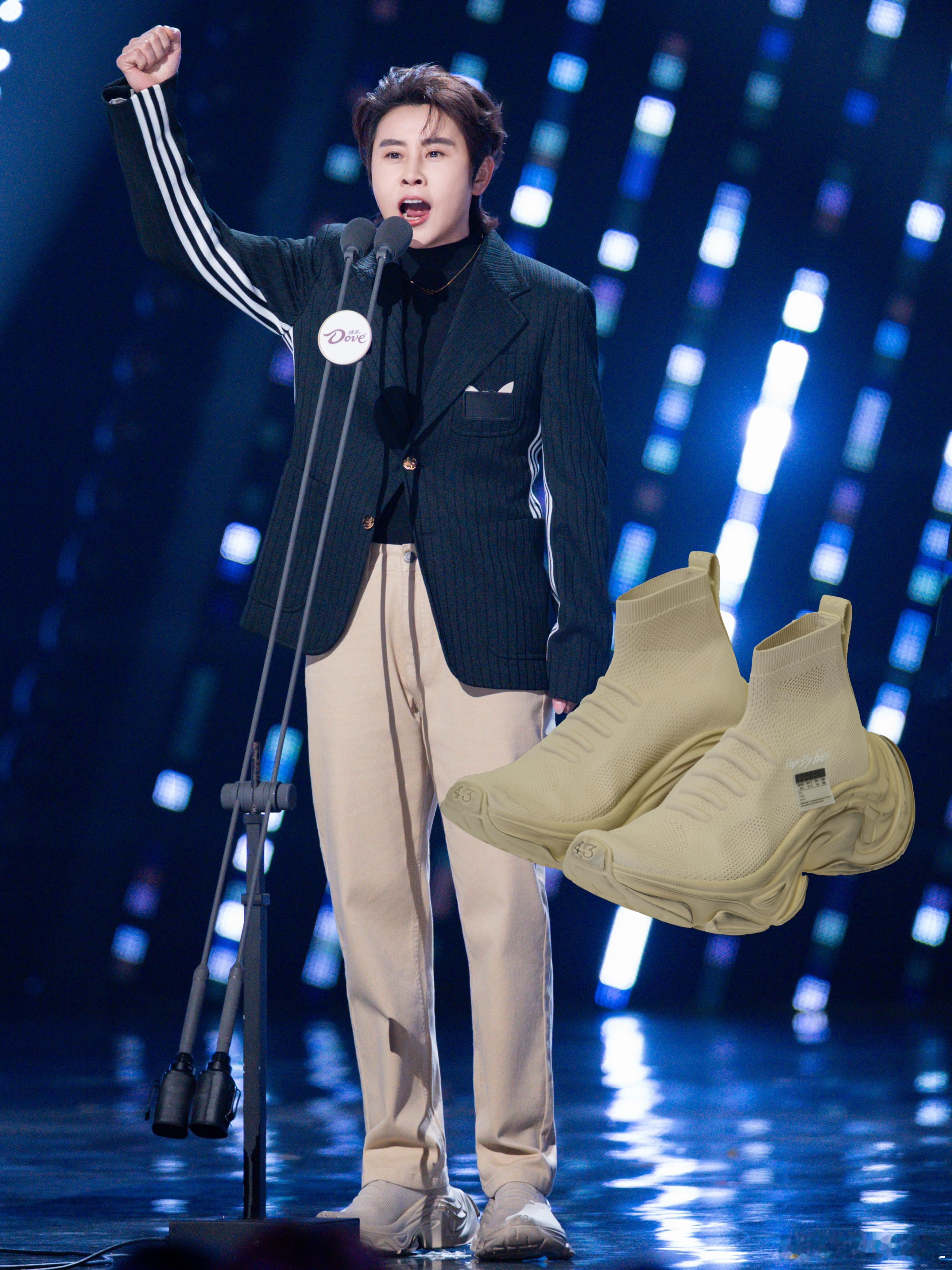 在《声名远扬》中：上脚【xVESSEL未来战士】错落的棱角与碰撞的线条，营造出极