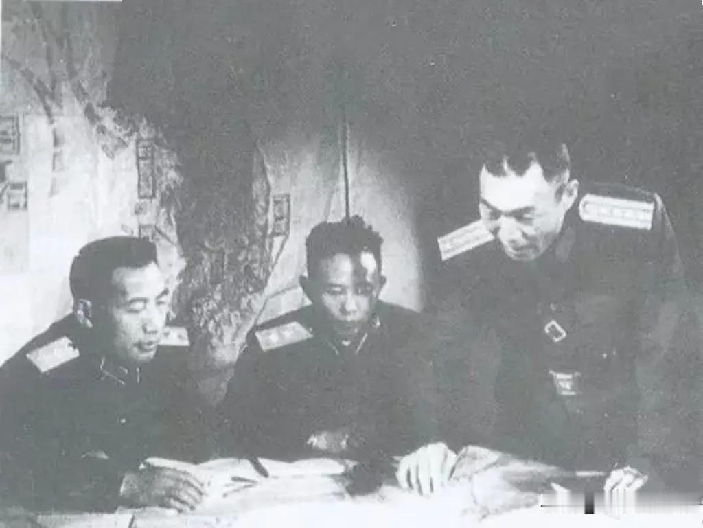 1939年1月，时任晋察冀军区司令员聂荣臻（前排右）与晋察冀军区参谋长唐延杰（前