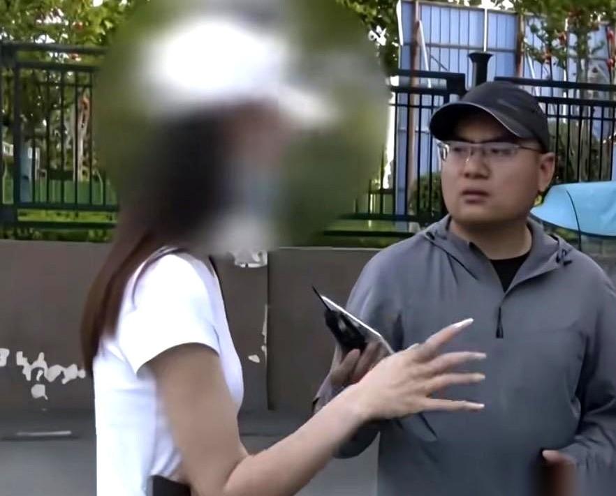 河南信阳的婚宴上，下午1点，司仪还在喊：“让我们再次祝福！”我旁边桌的大哥“啪”