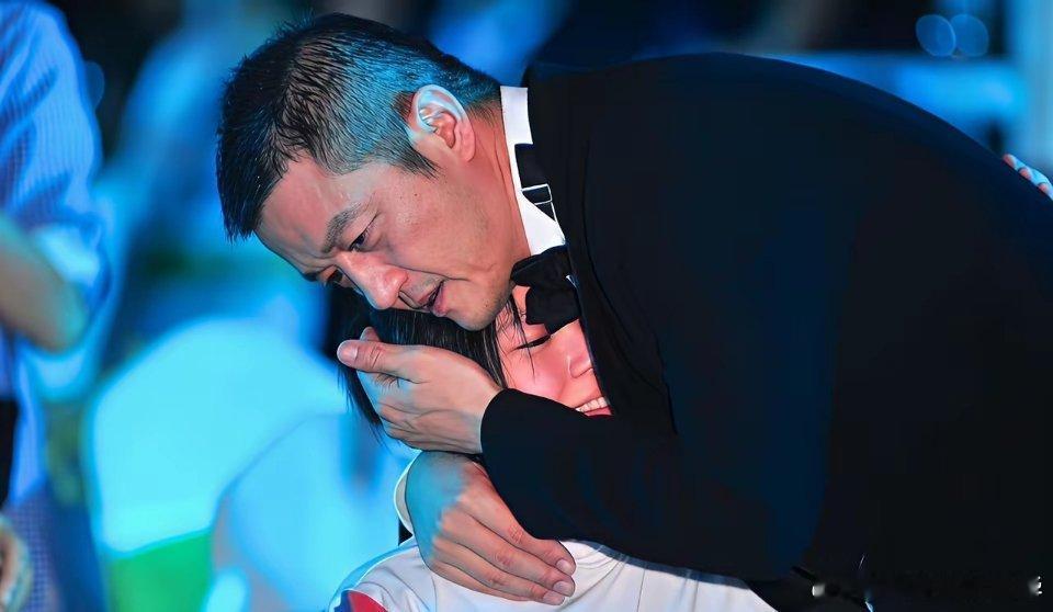 其实办这场嫣然基金慈善活动的时候，李亚鹏和王菲已经离婚了。但是他俩仍可以同桌吃饭