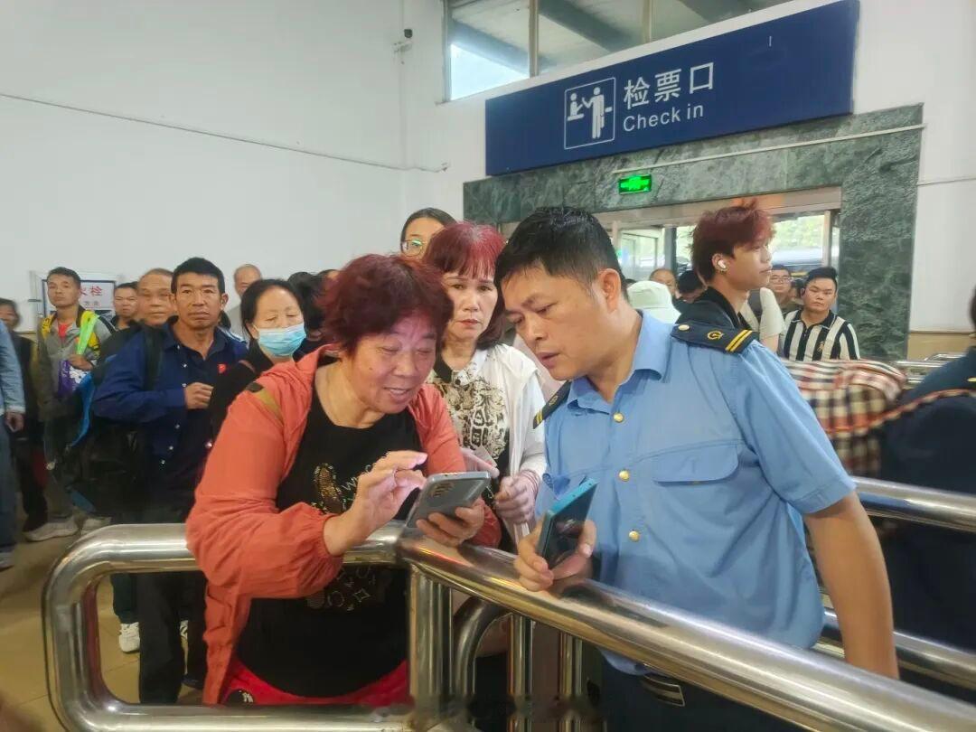 国铁头条【国铁南宁局及时调整运输组织方案应对柳州地震影响】据中国地震台网发布消息