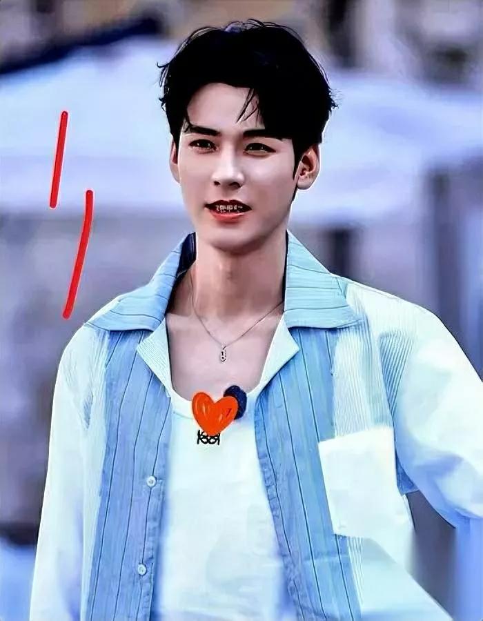 龚俊眼神跟着李沁跑！

但一说话就低头搓手？

原来两人在《你好星期六》的互动里