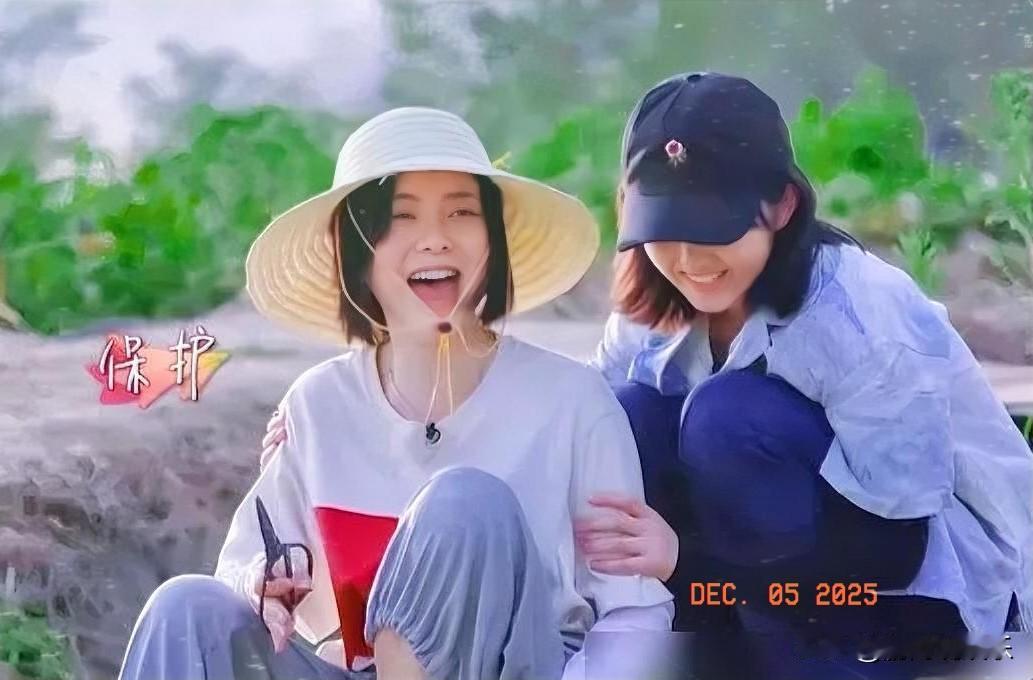 张子枫化身“发型师”，谭松韵收获暖心姐妹情！

近日，演员谭松韵在社交平台分享出