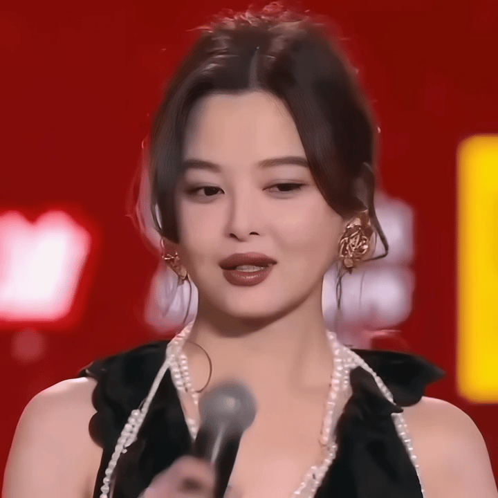 #央视镜头下的辛芷蕾# 辛芷蕾的这个盘发造型好适合她，今天的她尤为端庄优雅，眼底