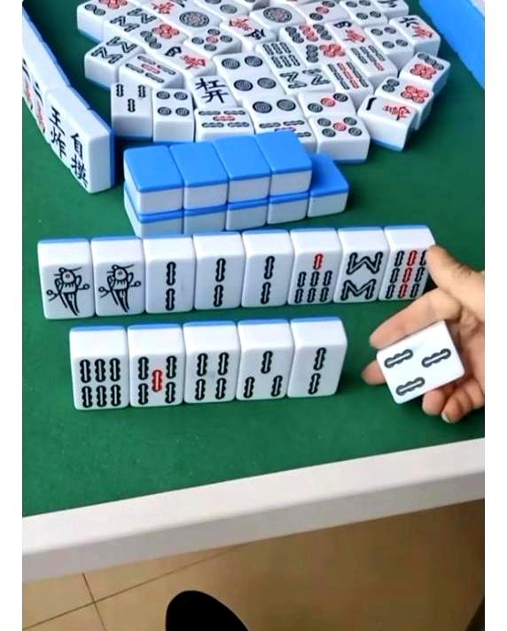 牌友现场炸了，我直接把3条打出，错失天胡机会？
 

那局我手里有两幺鸡、三2条