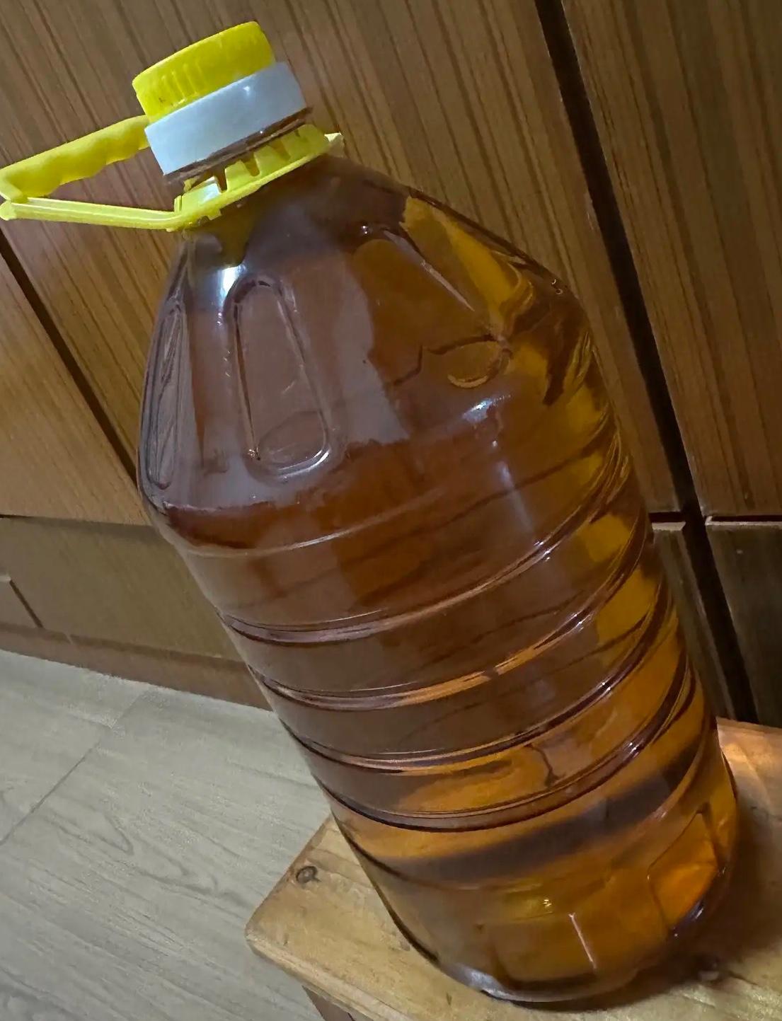 老家的新茶油终于榨出来面市了，今年是¥60一斤，比去年七八十一斤，整整便宜了¥1