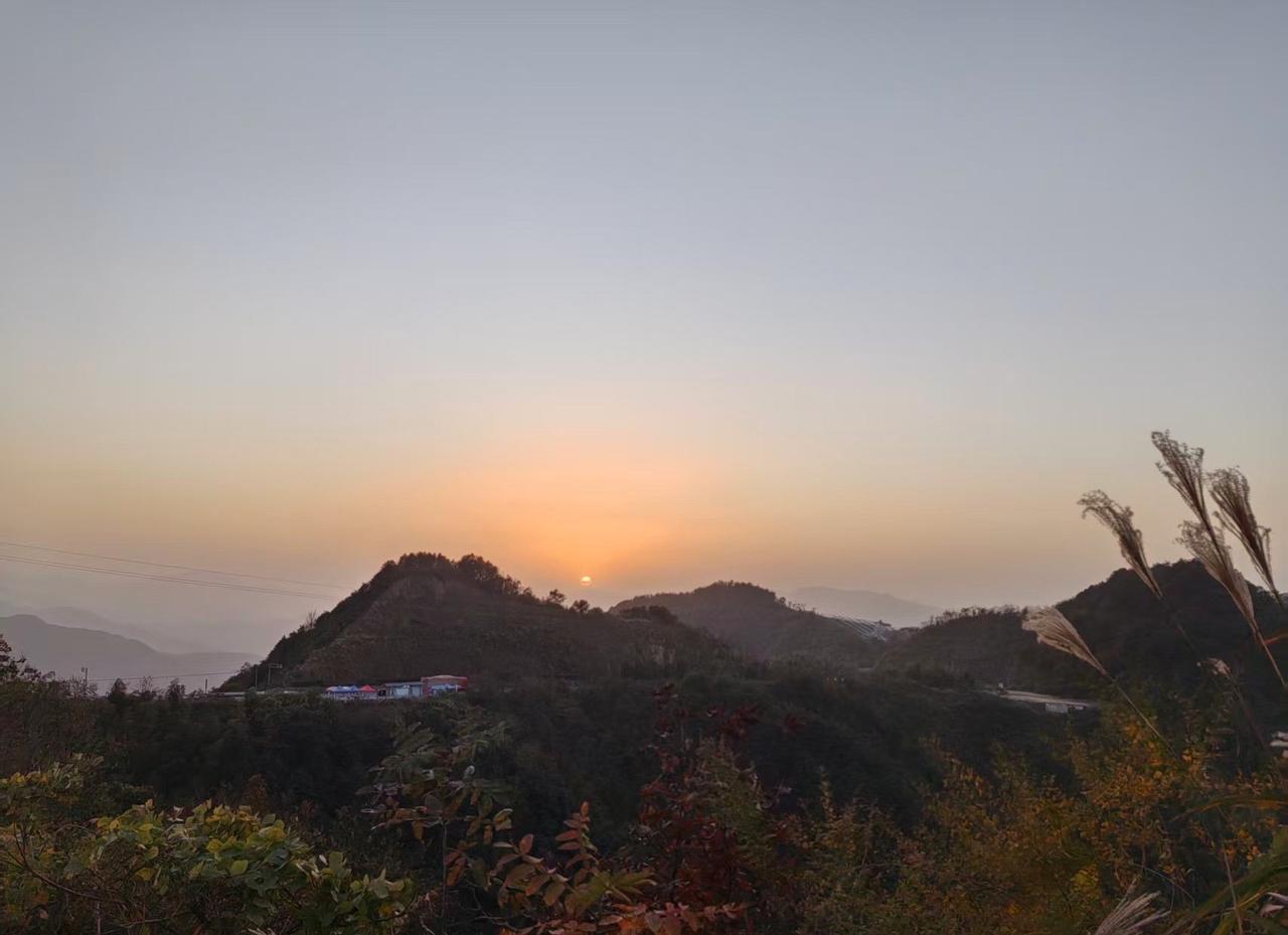 山顶的风景线～
📍宁波 四明山观景平台
0元玩转这座城四明山的日落，最美的风景