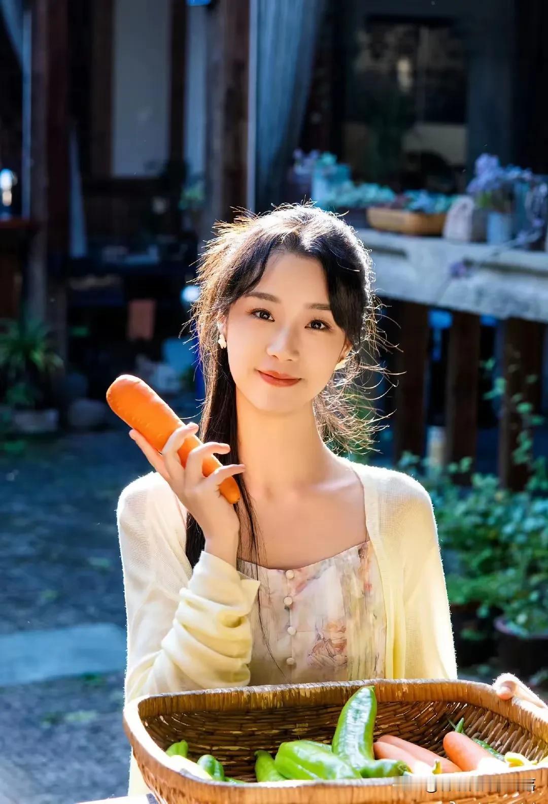阳光明媚的午后，手捧胡萝卜的少女，清新自然，仿佛置身于田园之中。