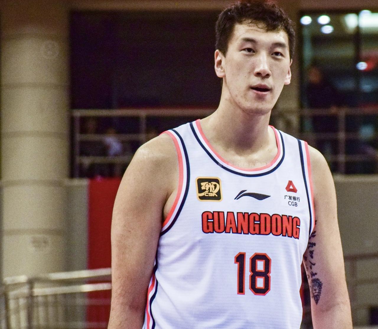 随着广东121:119山西，对广东队员打分评价如下:
1，徐杰:10分——真的不