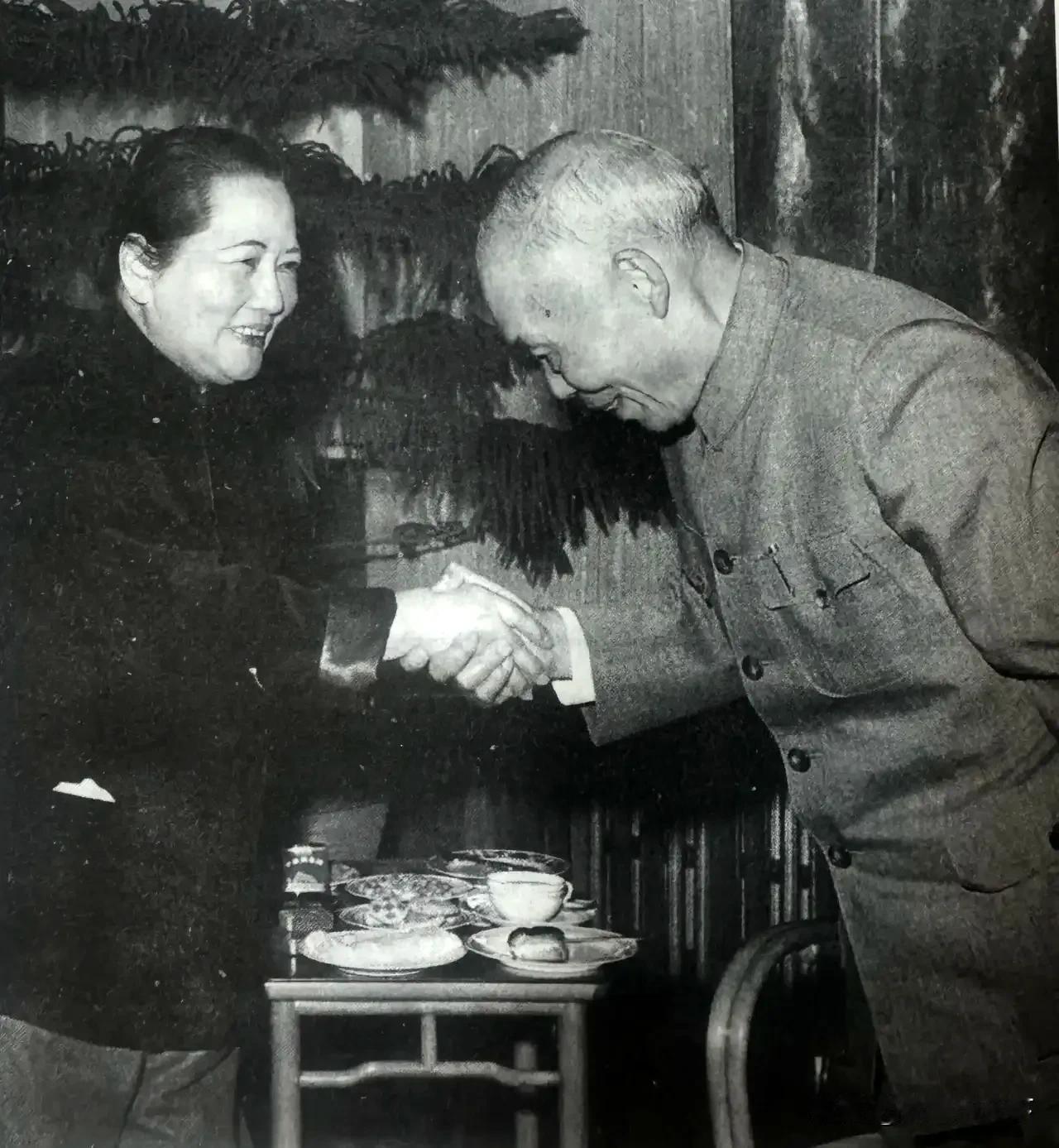 这是李宗仁1965年回国后，拜访宋庆龄时的照片，宋庆龄设“宴”款待。
     