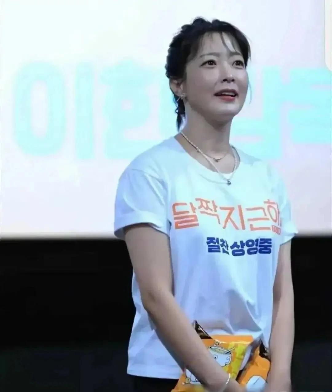 外来妹，陈小艺年近五十，依然很美，主要是皮肤好，气质好，现在的美，是女人最成熟的